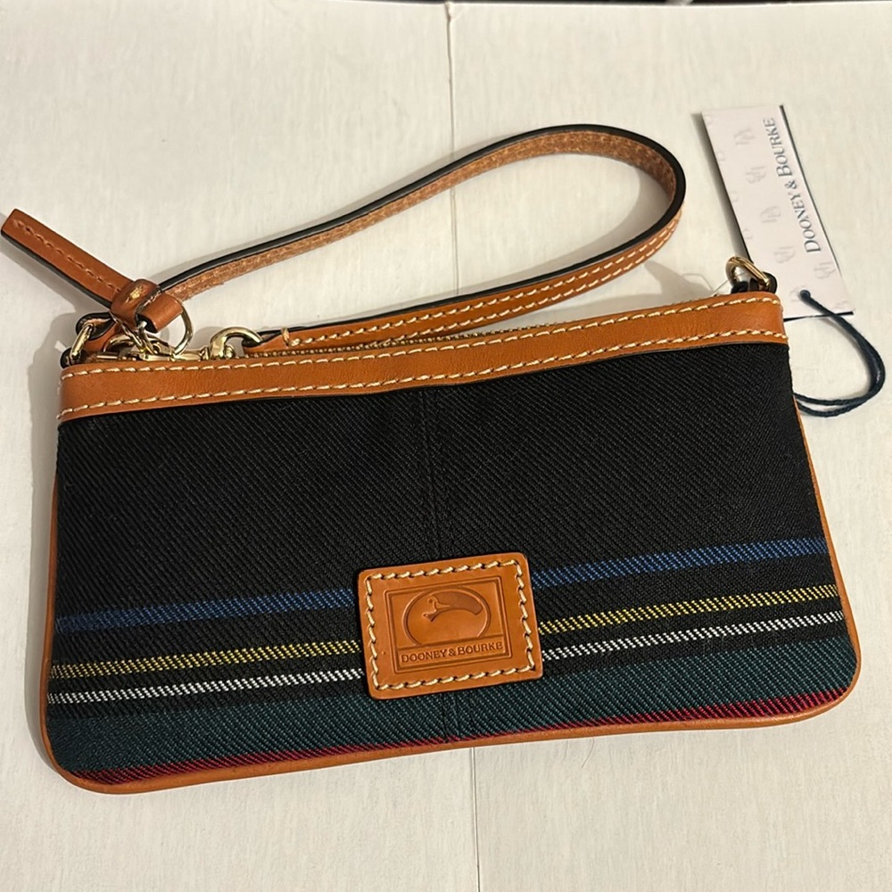 Dooney & Bourke
DOONEY & BOURKE Tartan Large Zip Wristlet NWT